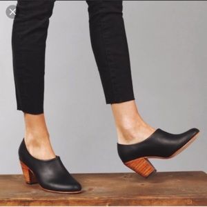 Nisolo Austin in Black